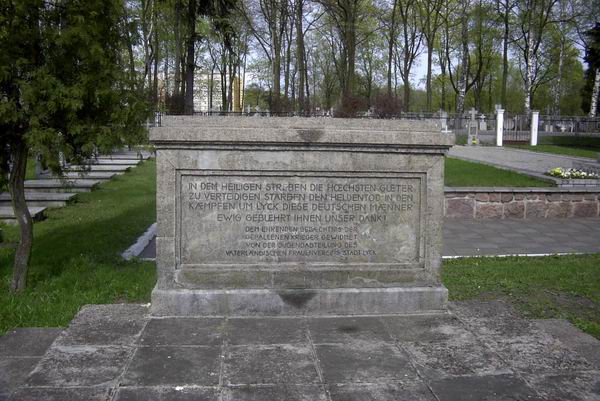 Ek - Pomnik na cmentarzu wojskowym