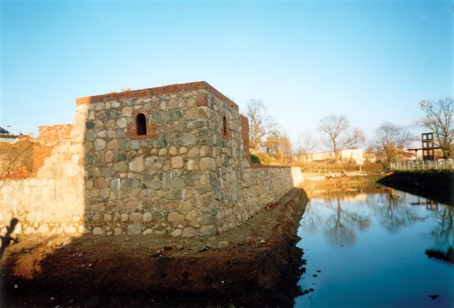 Zrekonstruowana kamienna podstawa wiey kwadratowej oraz odtworzone
podstawy kamienne murw oporowych wzgrza zamkowego. Rok 2003